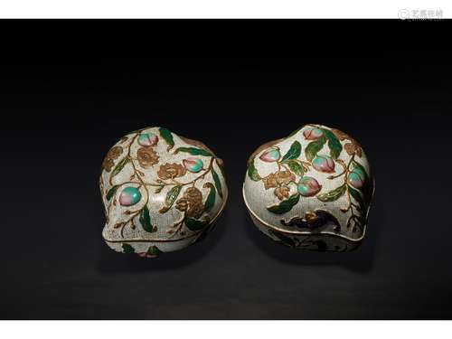 A PAIR OF CLOISONNE ENAMEL 'PEACH' BOXES