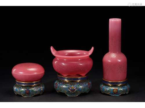 A GROUP OF THREE PINK PEKING GLASS VESSELS