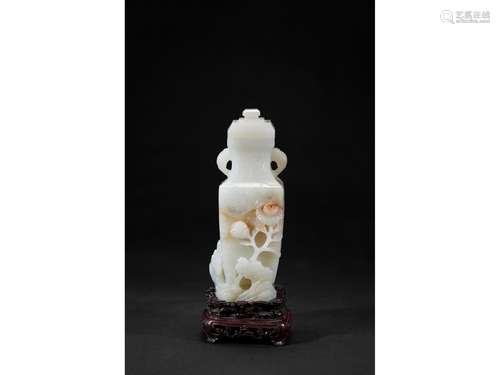 A WHITE JADE 'CHRYSANTHEMUM' VASE