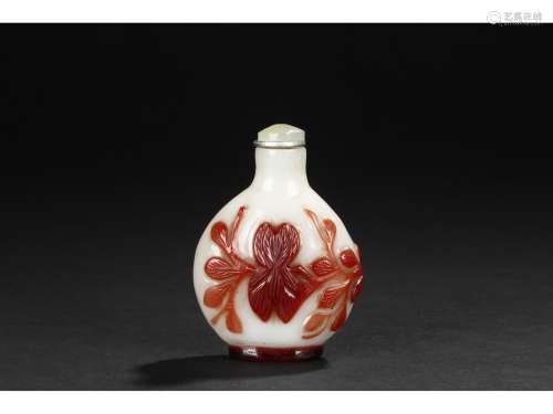 A RUBY RED OVERLAY WHITE GLASS SNUFF BOTTLE