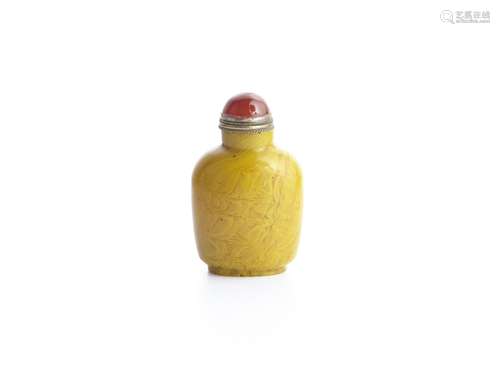 A SWIRLED YELLOW GLASS SNUFF BOTTLE