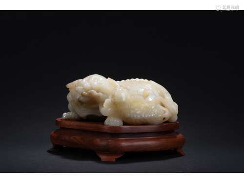 A WHITE JADE CARVING OF TWO LIONS