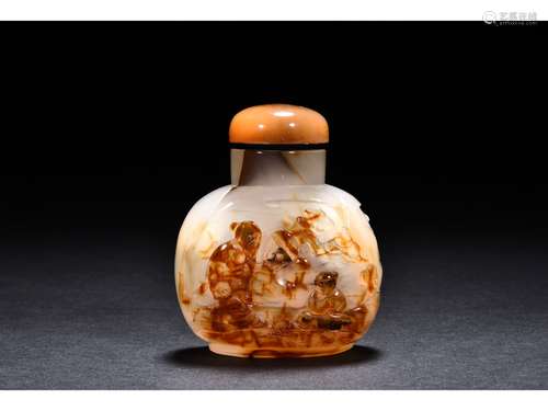 A CARVED CAMEO AGATE SNUFF BOTTLE