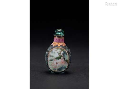 A PORCELAIN 'EROTIC SCENE' SNUFF BOTTLE