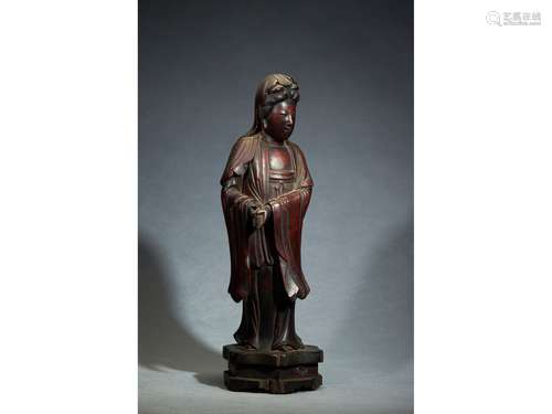 A WOOD GUANYIN FIGURE CONTAINING SARIRA BEADS