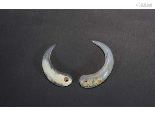 A PAIR OF WHITE AGATE EAR PENDANT