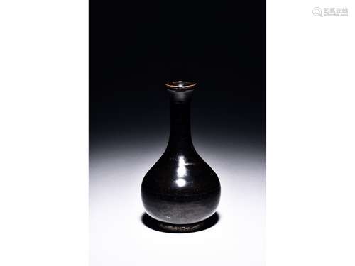 A JIZHOU WARE BLACK GLAZED PEAR-SHAPED VASE