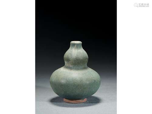 A CELADON GLAZED DOUBLE GOURD VASE