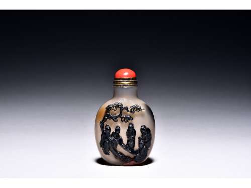 A CARVED AGATE SNUFF BOTTLE
