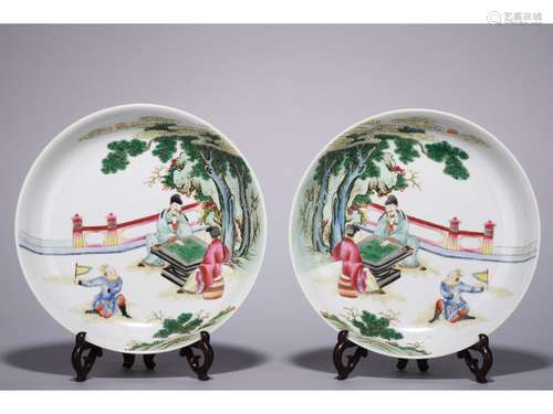 A PAIR OF FAMILLE ROSE 'FIGURES' DISHES