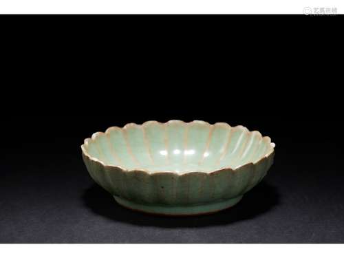 A CELADON GLAZED CHRYSANTHEMUM DISH