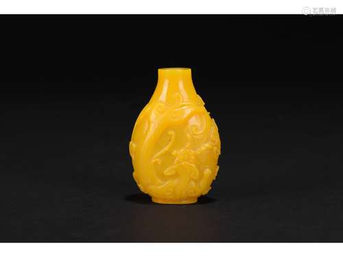 A YELLOW GLASS CHILONG SNUFF BOTTLE