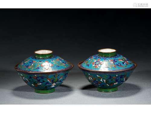 A PAIR OF CLOISONNE ENAMEL BOWLS WITH COVER