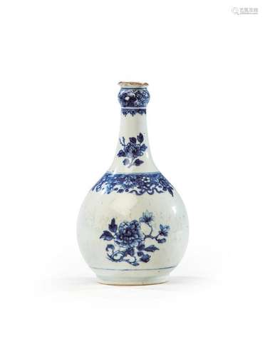 PETIT VASE EN PORCELAINE BLEU BLANC CHINE, DYNASTIE QING, XVIIÈME, XVIIIème SIÈCLE