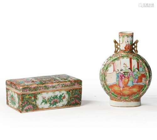 BOÎTE COUVERTE ET PETIT VASE EN PORCELAINE DE CANTONCHINE, FIN DU XIXème SIÈCLE