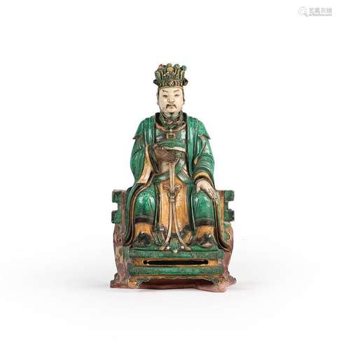 STATUETTE DE DIGNITAIRE EN GRÈS ÉMAILLÉ SANCAI VERT, JAUNE ET BLANC CHINE, FIN DE LA DYNASTIE MING, XVIIème SIÈCLE