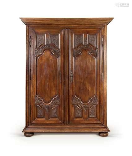 ARMOIRE EN CHÊNE TEINTÉ,