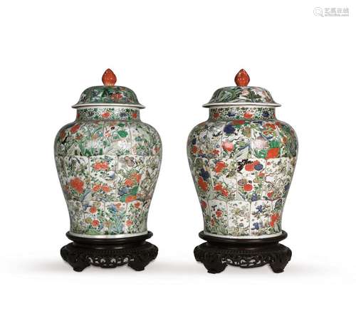 IMPORTANTE PAIRE DE POTICHES COUVERTES EN PORCELAINE FAMILLE VERTE CHINE, DYNASTIE QING, ÉPOQUE KANGXI (1662-1722)