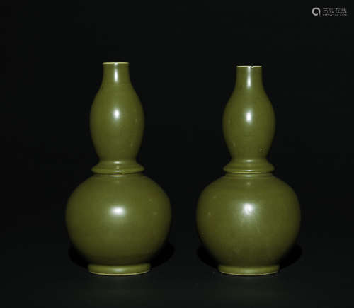 Late Qing / Republic - A Pair Of Teadust-Glazed Double-Gourd Vases