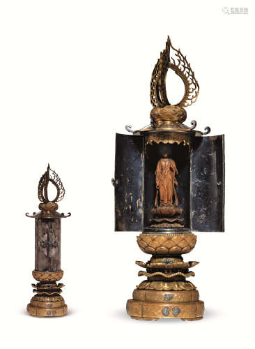 十九世纪 银胎鎏金錾花佛龛 沉香木观音