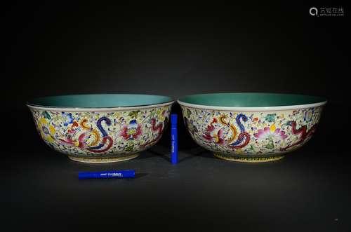 REPUBLIC PERIOD, A PAIR OF FAMILLE ROSE LARGE BOWLS