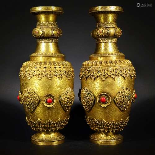 QING D., A PAIR OF GILD BRONZE VASES