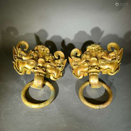 A PAIR OF GILT BRONZE BEAST SHAPE GATES ORNAMENT