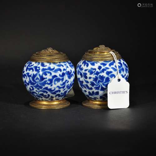 QING D., A PAIR OF SMALL BLUE AND WHITE VASES