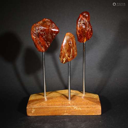 QING D., A SET OF THREE AMBER ORNAMENT