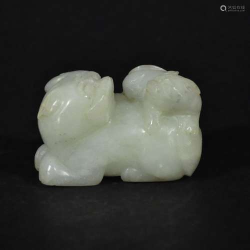 A CARVED WHITE JADE LION ORNAMENT