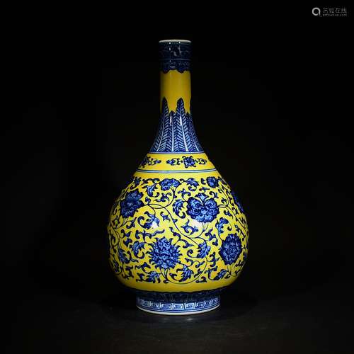 QIANLONG MARK, A YELLOW GROUND BLUE AND WHITE VASE