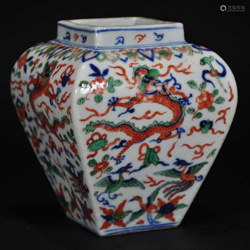 MING D., A WUCAI SQUARE VASE