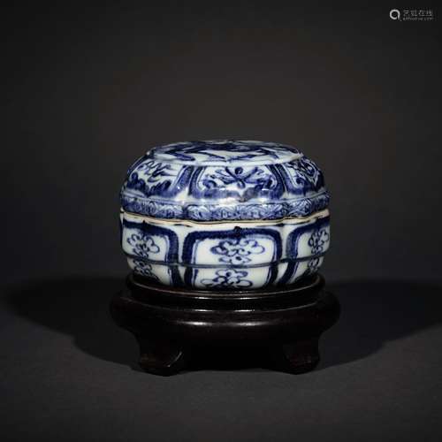 MING OR LATER, A BLUE AND WHITE FLORAL SHAPE POWDER BOX