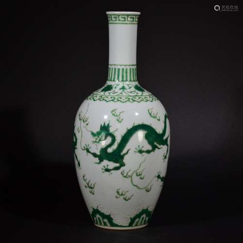 QIANLONG MARK, A GREEN DECORATED LONG NECK VASE