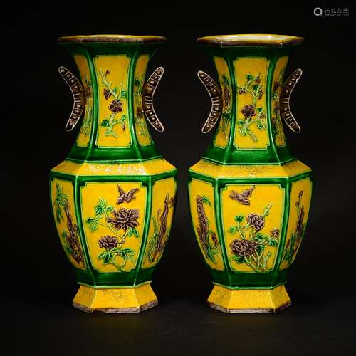 DAOGUANG MARK, A PAIR OF GREEN GROUND VASES