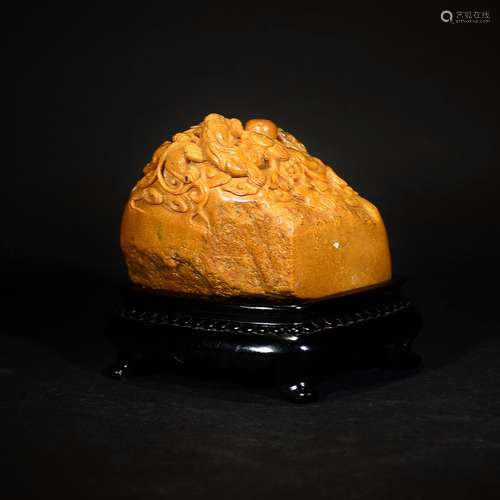 A GOLD TIANHUANG CARVING PIXIU ORNAMENT WITH WOOD STAND