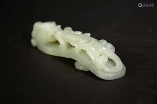 MING D., A WHITE JADE CARVING DRAGON ORNAMENT