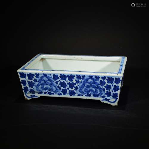 19TH C., A BLUE AND WHITE DISH