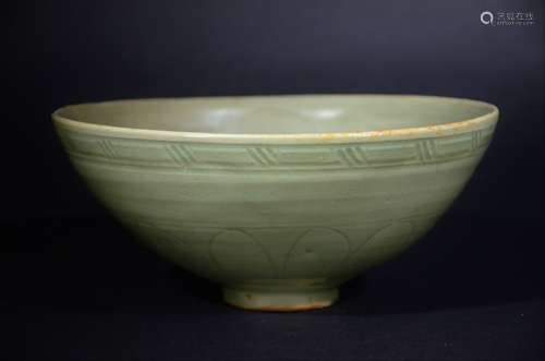 MING D., A LONGQUAN WARE CELADON BOWL