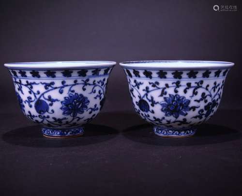 A PAIR OF BLUE AND WHITE CUPS