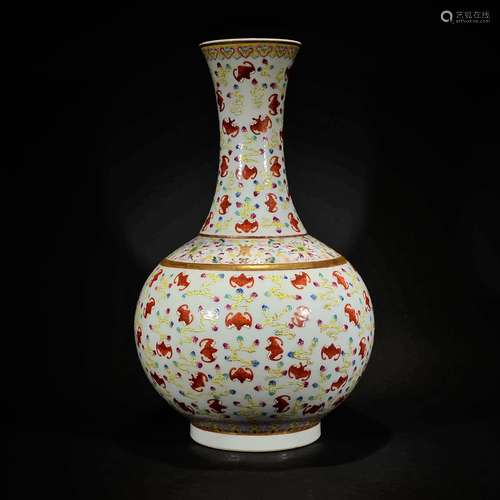 QING D., A FAMILLE ROSE RED BAT VASE