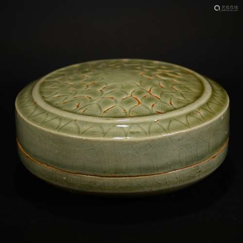 A YAOZHOU PORCELAIN PEA GREEN GLAZED POWDER BOX