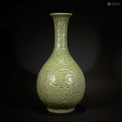 A LONGQUAN WARE FLORAL VASE