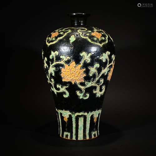 A FAHUA GLAZED FLORAL CARVING MEIPING VASE