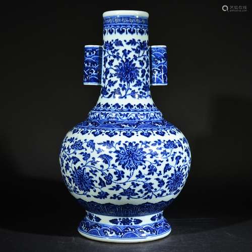 A BLUE AND WHITE VASE