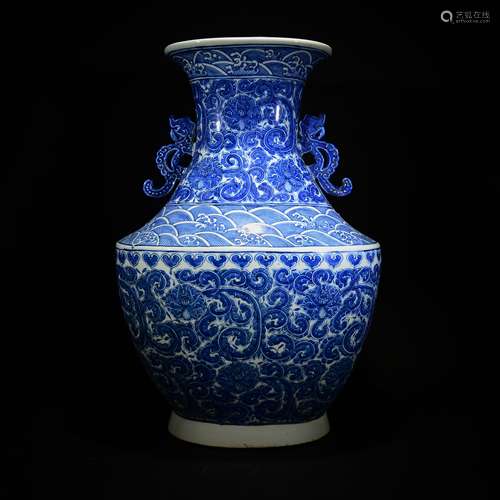 QIANLONG MARK, A BLUE AND WHITE DARGON VASE