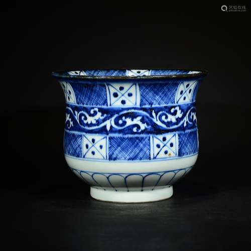 XUANDE MARK,A BLUE AND WHITE FLORAL VESSEL