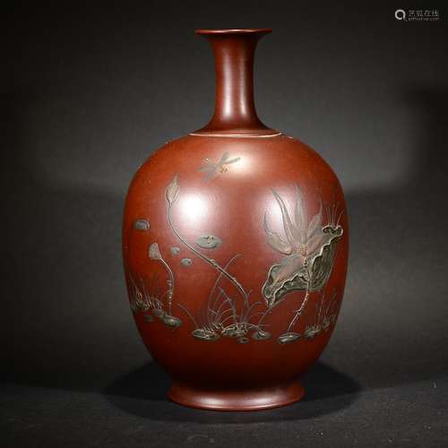 A YIXING CLAY VASE WITH LOTUS AND PEOM PATTERN