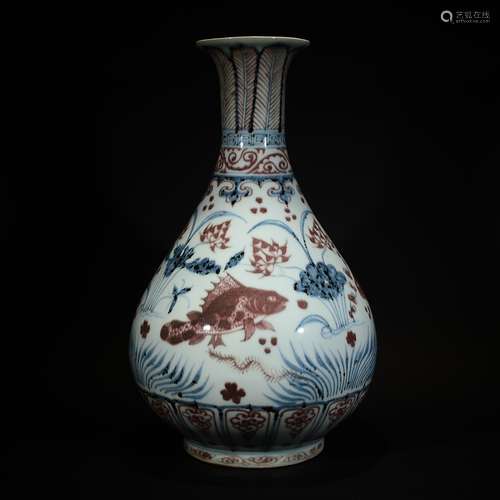 A BLUE AND WHITE COPPER RED FISH VASE