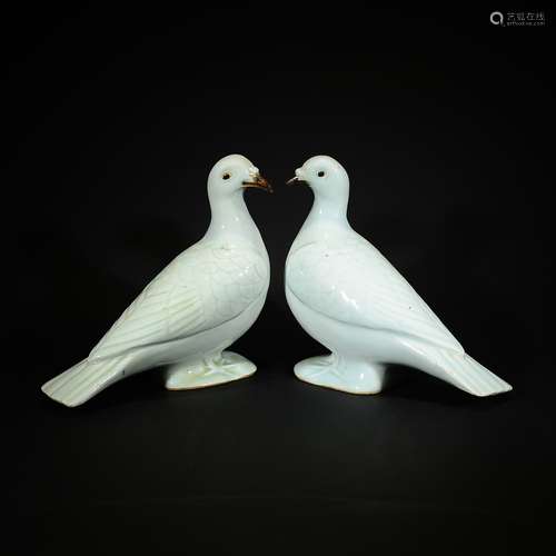 QING D., A PAIR OF GREEN PIGEON FIGURE PORCELAIN